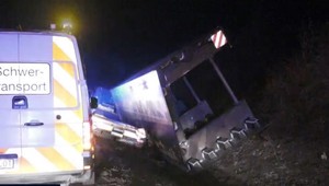 Havaroval kamión, ktorý viezol mostnú konštrukciu z havarovaného kamióna