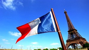 Bezpečnostné zložky evakuovali Eiffelovu vežu, liezol na ňu neznámy muž