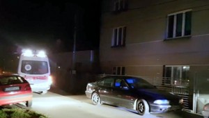Auto zrazilo chodca. Ležal priamo na ceste
