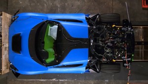 Narazili do steny s dvojmiliónovým autom