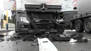 Kolízia na medzinárodnom ťahu: Zaseknutý kamión musela vyslobodiť odťahovka