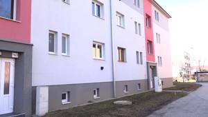 Záchranári a policajti bojovali o život 88-ročnej ženy. Do domu museli vliezť cez okno