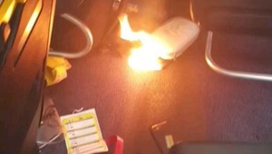 Oheň na palube spôsobil paniku. Cestujúci v strachu unikali zo stroja po šmykľavke