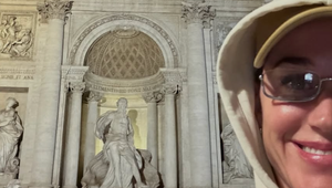 Zatmenie mysle Katy Perry? Toto v najslávnejšej fontáne sveta ešte nikdy neplávalo!