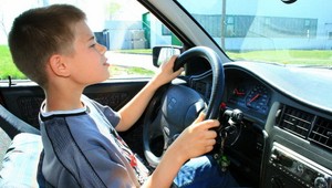 Ako to nespackať: Maloletý za volantom. Hrozí mu doživotný zákaz?