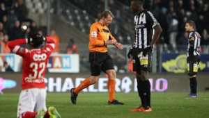 Keď zvíťazí ľudská hlúposť. V Charleroi zápas nedohrali