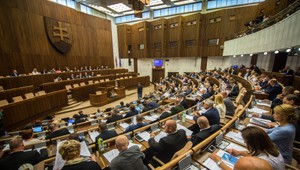 Poslanci o ekonomických zákonoch hovoria 30 minút, o rokovacom poriadku 14 hodín