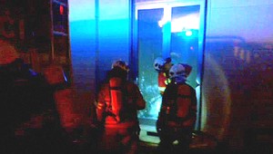 Rozruch v Bratislave. Hasiči sa do predajne šperkov museli presekať