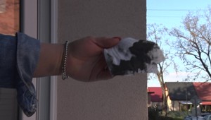 Obyvateľov Novák sužuje čierny prach. Majú ho na oknách, autách a boja sa o svoje zdravie