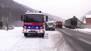 Poštárku zachránilo pred kamiónom pár sekúnd. Plne naložený kolos zdemoloval múr