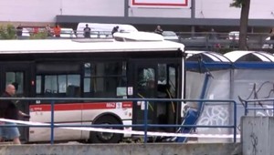 Vodič autobusu pri náraze do zastávky zabil malého chlapca. Príčinou tragédie mohli byť papuče