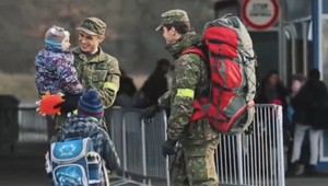 Video tancujúcich vojakov sa stalo hitom internetu. Mladí muži priznali, že často zadržiavali plač