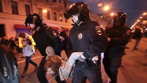 Putin oslávil 65. narodeniny, polícia v uliciach zatýkala stovky demonštrantov