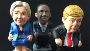 Politik so spustenými nohavicami, typické pre Vianoce v Katalánsku