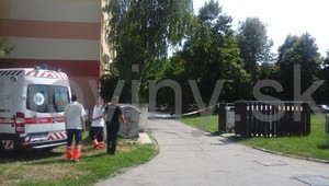 Muž z Fiľakova sa zabarikádoval v byte. Na mieste boli policajti aj záchranka