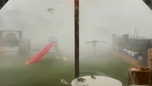 Silná búrka pri Bardejove: Vietor strhol strechy a niektoré stromy vytrhol zo zeme