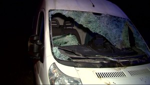 Hrôzostrašná nehoda za obcou Drietoma, laň skončila v kabíne dodávky