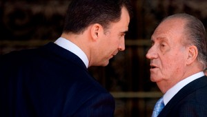 Španielsky kráľ abdikoval, korunu prevezme syn Felipe