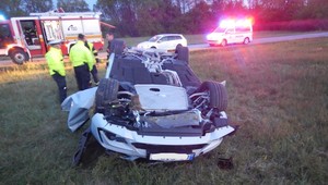 Mladík nezvládol jazdu zákrutou. Auto skončilo prevrátené na streche