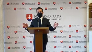 Poslanci po týždňovej prestávke opäť rokujú. Šeliga z rokovacej sály vykázal poslancov ĽSNS