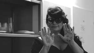 Česká hviezda prišla na červený koberec s ornamentmi na ruke! Ich odkaz ale láme srdce!