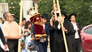 Židovská komunita v Bratislave je stále aktívna. Do života uviedli novú tóru