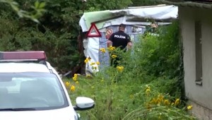 Susedská hádka sa skončila brutálnou vraždou. Páchateľ ťahal svoju obeť na lane za autom