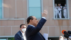 Berlusconi vyhral boj s koronavírusom, vracia sa domov