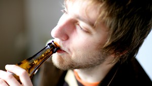 Ján (31) a Eduard (28) prepadli kamaráta, použili pivovú fľašu