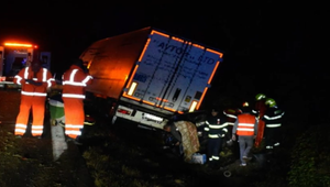 Dve podobné nehody na rovnakom meste: Do odstaveného auta narazil kamión