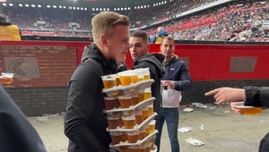 Hrdina sektora! Na miesto dopravil 64 pív