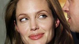 Angelina Jolie spala s frajerom svojej mamy!