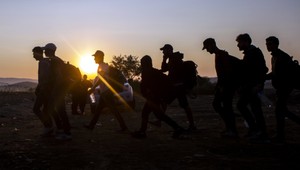 Maďarsko chce proti migrantom nasadiť vodné delá a obušky