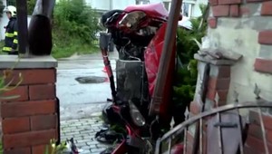 Pred pol rokom ich takmer zabilo auto v spálni, teraz mali v dome pre zmenu dve vozidlá naraz