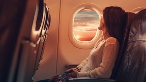 Prečo majú okná lietadiel oválny tvar? Tu je vysvetlenie!