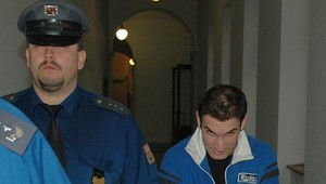 Znásilnil tínedžerku pred očami jej rodičov!