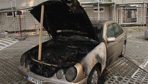 Erikovi zapálili auto