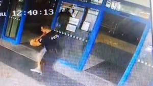 VIDEO: Dôchodkyni strhol z krku retiazku. Polícia ho o niekoľko minút zadržala