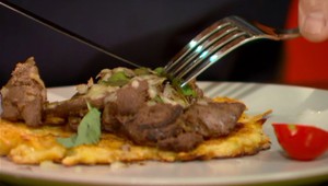 Kuracie pečienky v zemiakovej placke