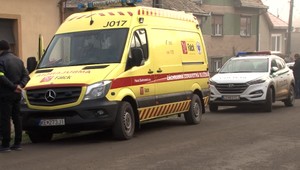 Hádka dvoch mužov skončila krvavo. Kto zbraň držal, zostáva záhadou