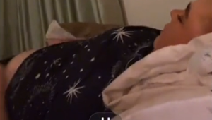 VIDEO: Už milióny ľudí si pozrelo, ako zaspala táto opitá žena