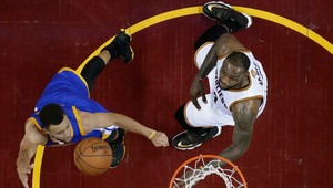 Curry zabral opäť naplno, Golden State krôčik od titulu