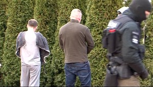 V Ružomberku zasahovali kukláči. Z hotela odviedli mužov v putách