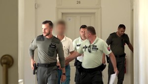 Nedávno unikal pred policajnou hliadkou, teraz ho obvinili zo znásilnenia tínedžerky