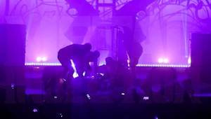 Na slávneho speváka počas koncertu spadla kovová konštrukcia!