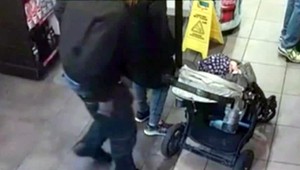 Muž chcel ukradnúť dieťa z kočíka, kričal, že je jeho