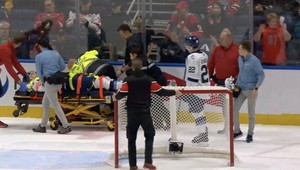 Mladý slovenský hokejista spadol hlavou na ľad, skončil na nosidlách