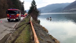 Išiel prirýchlo a dostal šmyk. Môže ďakovať, že neskončil vo vode, hasičom ale problémy narobil