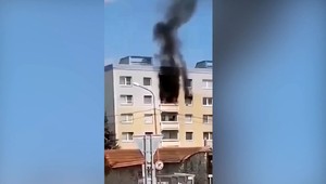 Kým boli majitelia na chate, oheň poškodil ich byt. Hustý dym a plamene si všimli susedia