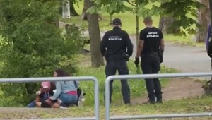 Pred budovou charity sa strhla skupinová bitka. Bili sa muži aj ženy